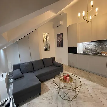 E.m. In Center Apartamento